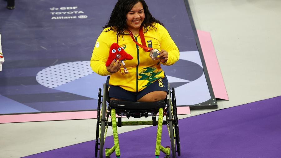 Maria Fátima de Castro exibe a medalha de bronze conquistada no para-halterofilismo 