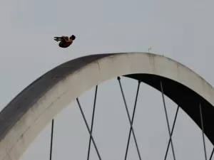 Atletas saltam de até 27m de altura da Ponte JK, em Brasília; veja fotos