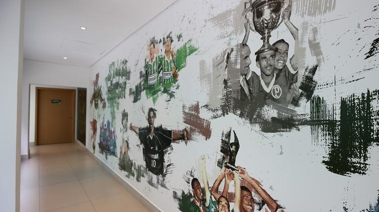 Caminho para o vestiário na Academia de Futebol exalta conquistas do presente do passado do Palmeiras