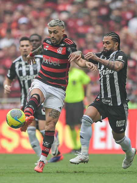 Arrascaeta em ação durante Flamengo x Atlético-MG, confronto da Copa do Brasil