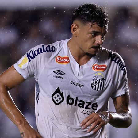 Tiquinho Soares em ação com a camisa do Santos em jogo contra o São Paulo pelo Campeonato Paulista 2025