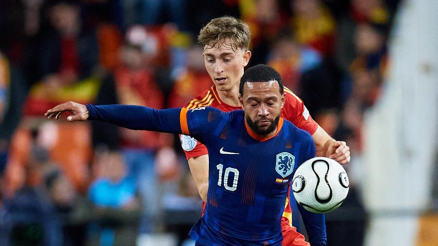 Memphis Depay, da Holanda, encara a marcação de Dean Huijsen, da Espanha, em jogo da Liga das Nações Memphis Depay, da Holanda, encara a marcação de Dean Huijsen, da Espanha, em jogo da Liga das Nações