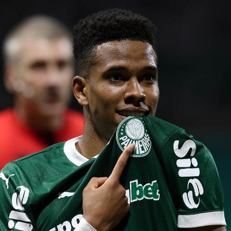 Estêvão vem jogando por dentro e não mais espetado na ponta direita Estêvão vem jogando por dentro e não mais espetado na ponta direita