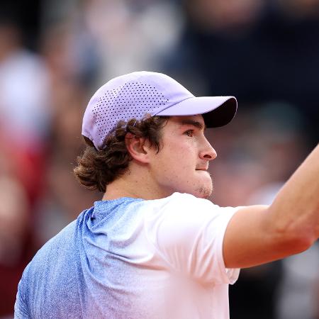 João Fonseca comemora contra Hurkacz em Roland Garros João Fonseca comemora contra Hurkacz em Roland Garros