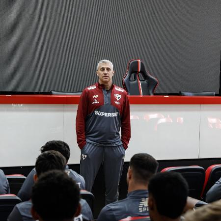 Crespo se reúne com jogadores do São Paulo em seu início de trabalho