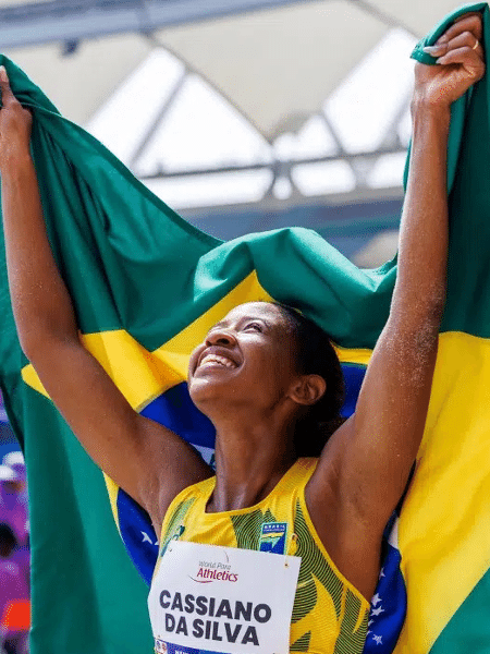 Zileide Cassiano ergue bandeira do Brasil após conquistar medalha no Mundial Paralímpico de Atletismo