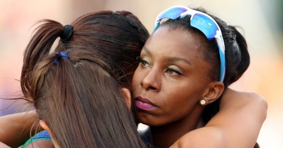 Rosangela Santos abraça demais atletas brasileiras após perder medalha por um centésimo