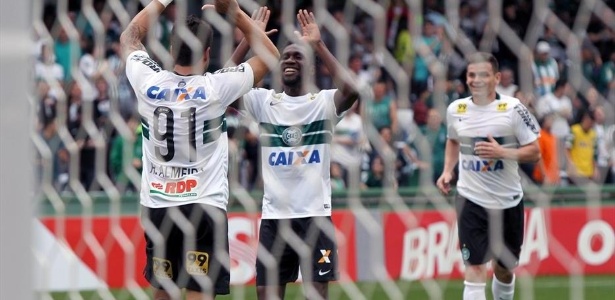 Jogadores do Coritiba comemoram gol de Henrique Almeida diante da Chapecoense - Coritiba FC/Divulgação