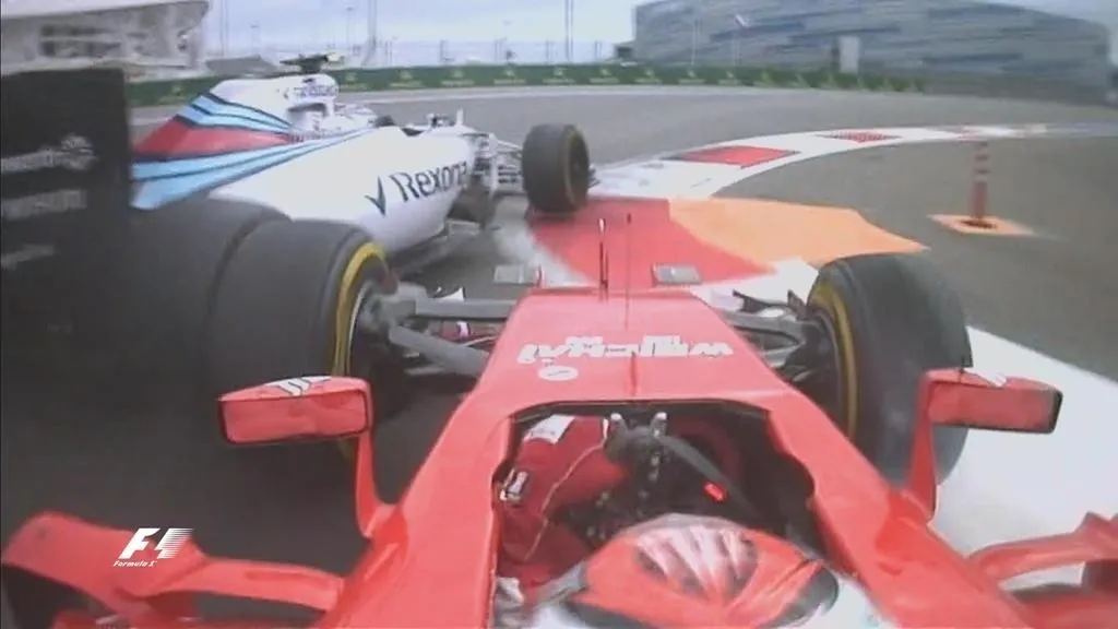 Revoltado com erro de Kimi, Bottas lançou no rádio: "Que m...ele quis fazer?". Na última volta, Kimi Raikkonen tentou ultrapassar Bottas por dentro. Kimi perdeu o tempo de freada e atingiu a Williams do compatriota. Bottas saiu da prova, e Raikkonen terminou em quinto. Mas o acidente será investigado, e Kimi pode ser punido - Fórmula 1/Oficial