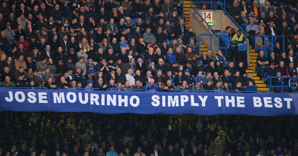 Torcida do Chelsea leva faixas e cartazes a Stamford Bridge para o jogo entre Chelsea e Sunderland pelo Campeonato Inglês. Nas manifestações, críticas à diretoria do clube e apoio ao técnico José Mourinho, demitido na quinta-feira