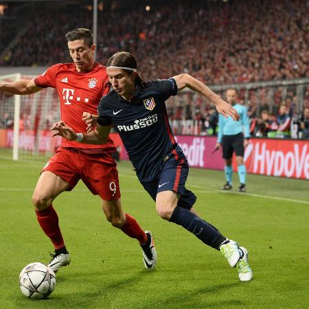 Filipe Luis faz marcação em Lewandowski no jogo do Bayern contra o atlético de Madri, na Liga dos Campeões Filipe Luis faz marcação em Lewandowski no jogo do Bayern contra o atlético de Madri, na Liga dos Campeões