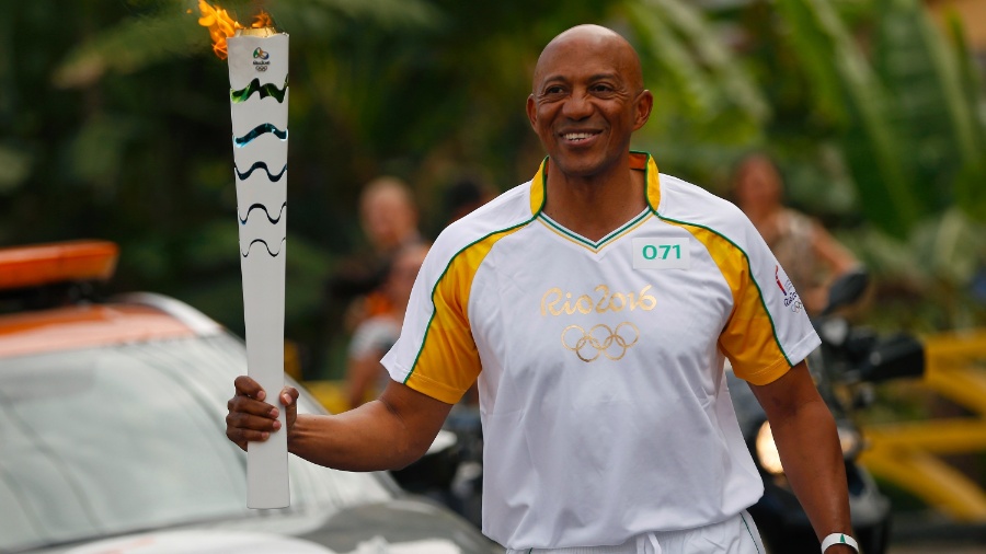 Frankie Fredericks conduz a tocha olímpica no Rio de Janeiro - Rio 2016/Fernando Soutello