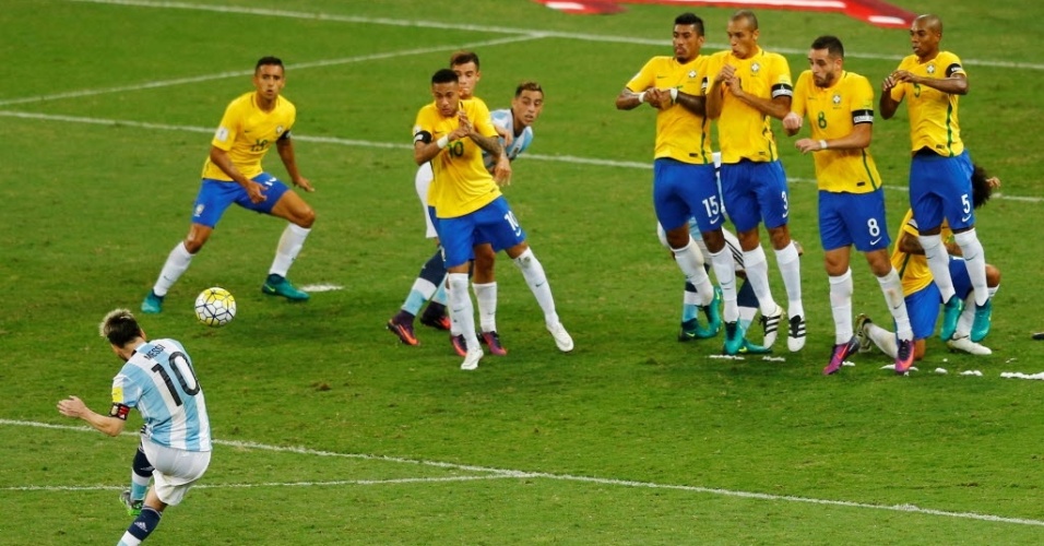 Messi cobra falta no clássico Brasil x Argentina no Mineirão
