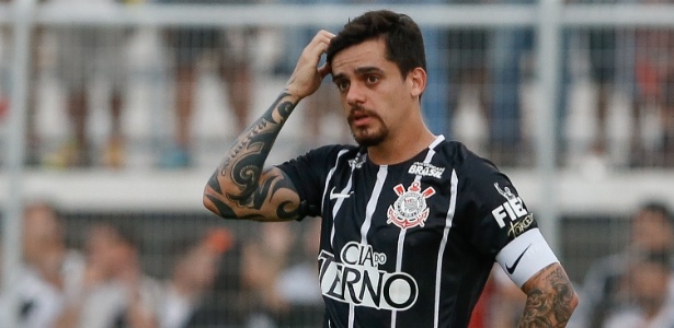 Fagner em ação contra a Ponte: Corinthians somou apenas um ponto em quatro jogos - Marcello Zambrana/AGIF