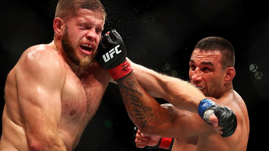Fabricio Werdum dá soco em Marcin Tybura, no UFC Austrália - Mark Kolbe/Getty Images
