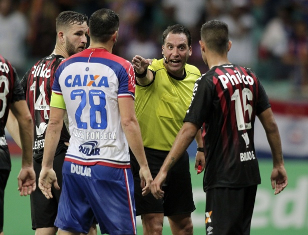 Arbitragem anulou dois gols do Bahia após verificar irregularidades no VAR - Arisson MARINHO / AFP