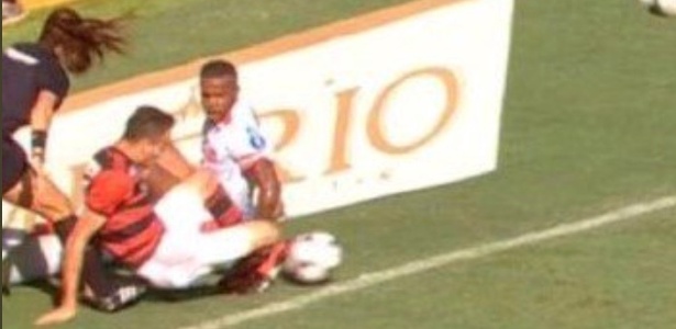 Bola sai pela linha de fundo na jogada que originou pênalti para o Flamengo - Reprodução / TV Globo - Reprodução / TV Globo