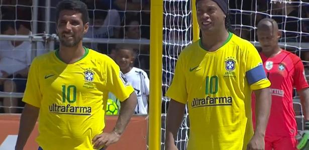 Ronaldinho estreia no futebol de areia com lances plásticos e dois