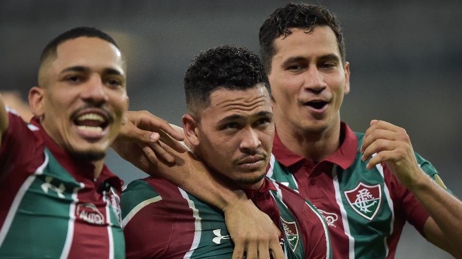 Luciano, do Fluminense, comemora seu gol com Gilberto e Paulo Henrique Ganso durante partida do Campeonato Brasileiro A 2019 - Thiago Ribeiro/AGIF