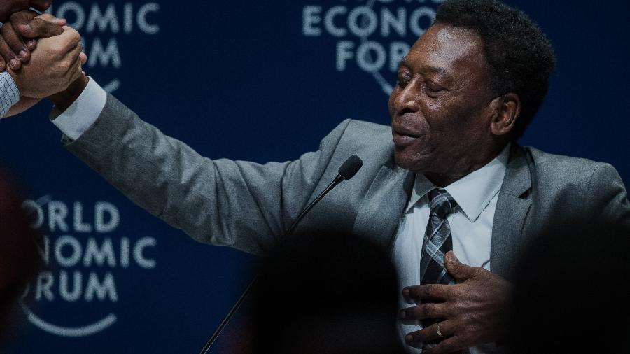 Pelé (d) recebe o carinho do político João Dória durante abertura do Fórum Econômico Mundial, em São Paulo - Eduardo Anizelli/Folhapress