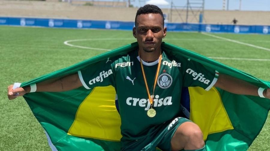 Atacante Fabrício, do Palmeiras sub-20, com troféu da CEE Cup - Divulgação