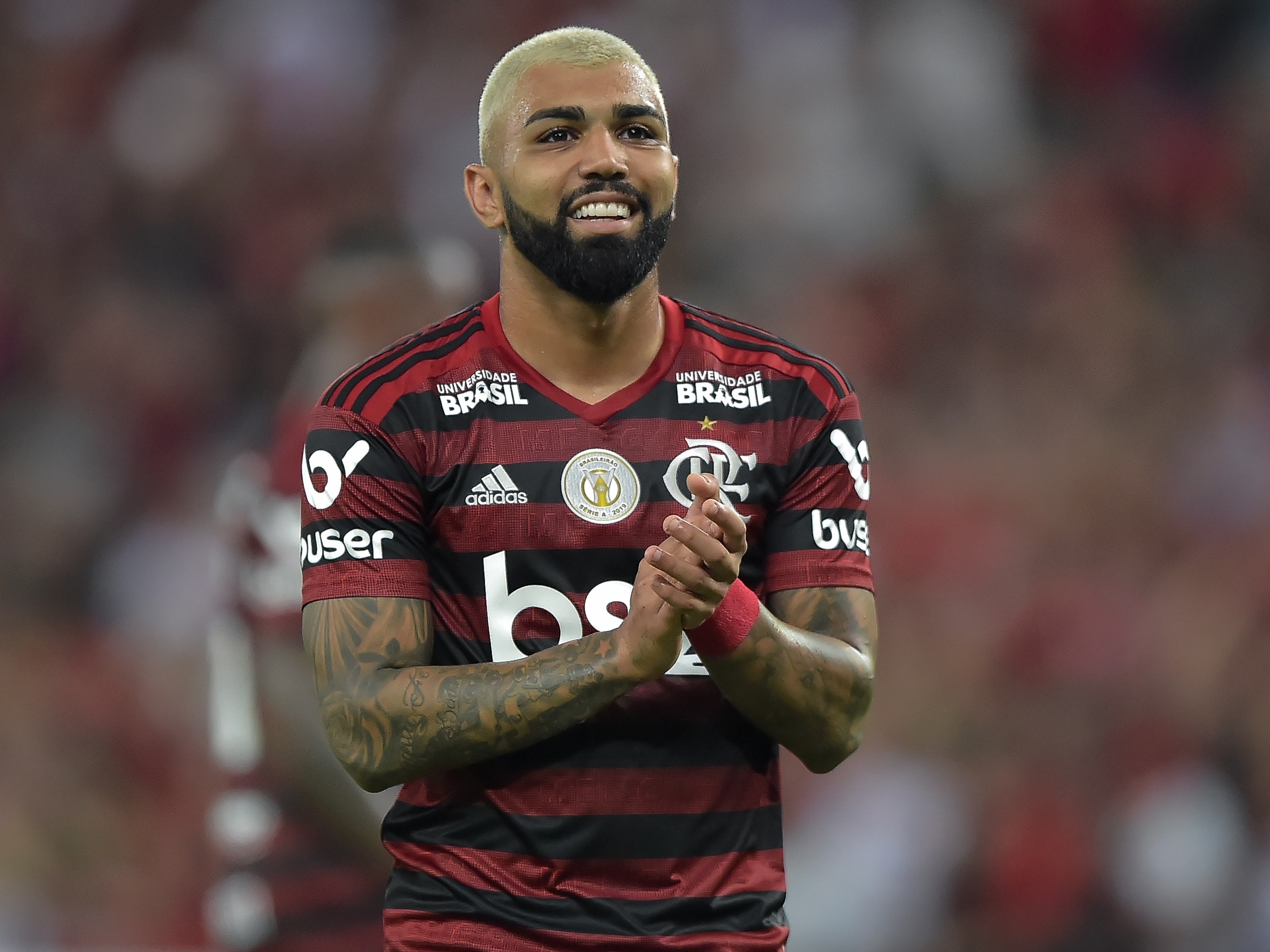 Gabigol bate bola com mascote do Orlando Magic e ganha camisa 10