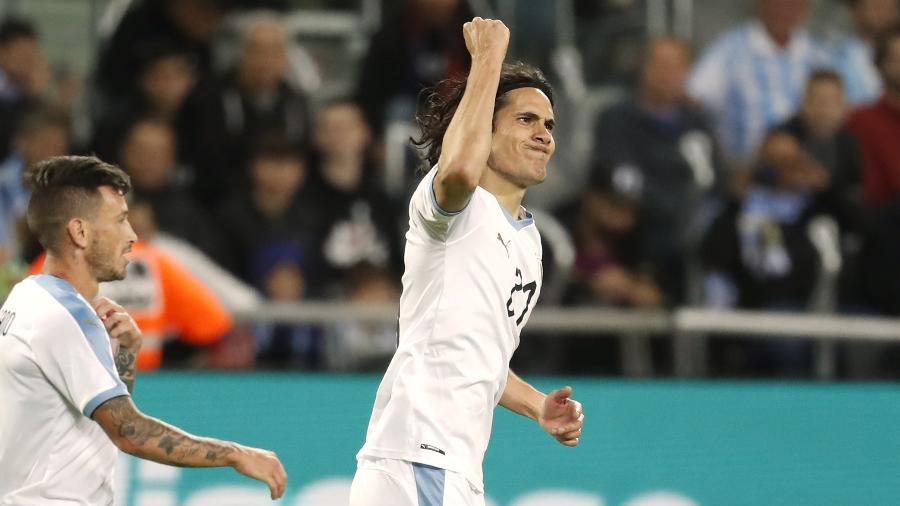 Edinson Cavani comemora gol do Uruguai sobre a Argentina em amistoso em Tel Aviv (Israel) - Emmanuel Dunand/AFP