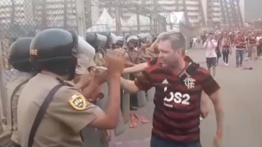 Torcedores do Flamengo elogiaram a conduta dos policiais peruanos durante a final da Libertadores - Reprodução/Facebook