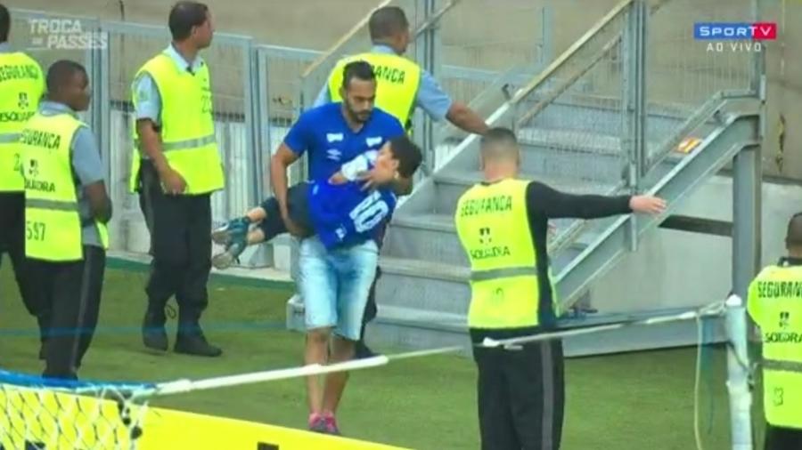 Torcedor do Cruzeiro com o filho no colo - Reprodução/SporTV
