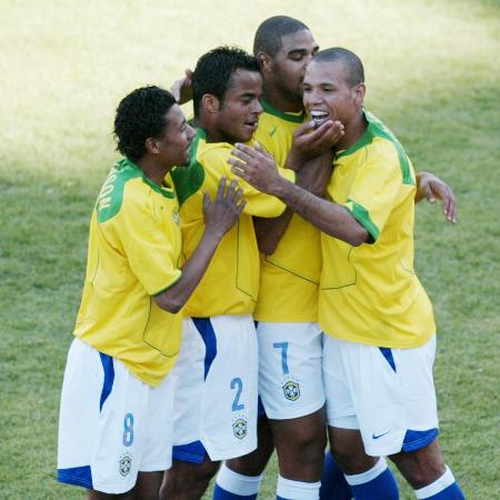 Kléberson, Mancini, Luis Fabiano e Adriano comemoram gol da seleção brasileira na Copa América de 2004 - Reuters
