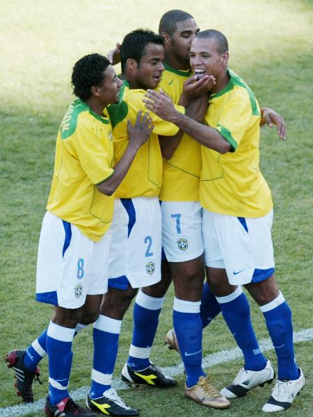 Kléberson, Mancini, Luis Fabiano e Adriano comemoram gol da seleção brasileira na Copa América de 2004 - Reuters