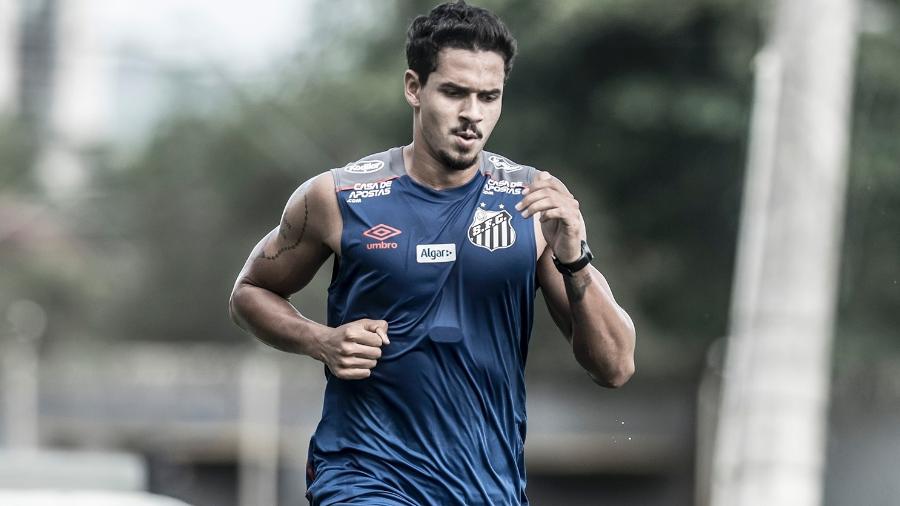 Lucas Veríssimo corre no gramado do CT do Santos. Ele está na mira do Atlético-MG no mercado da bola - Ivan Storti/Santos FC