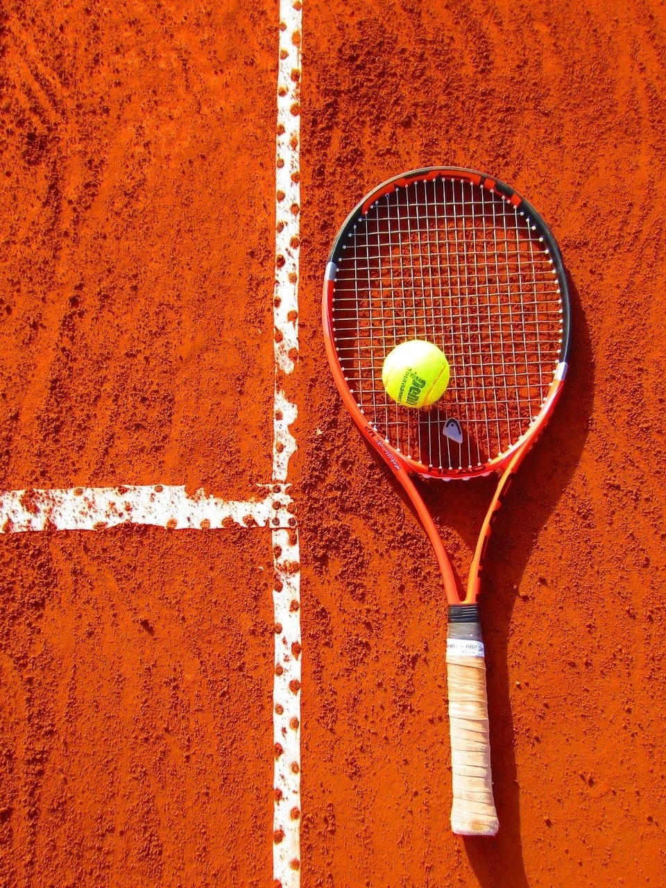 Jogo de tênis. bola de tênis com raquete na quadra de tênis