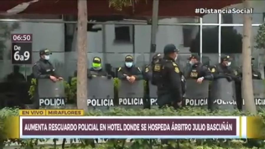 Policiais fazem proteção em hotel onde está hospedado o árbitro Julio Bascuñan - Reprodução/TV Libero