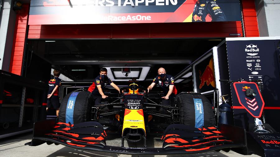 Equipe Red Bull prepara o carro de Max Verstappen na pista de Imola -  Mark Thompson/Getty Images