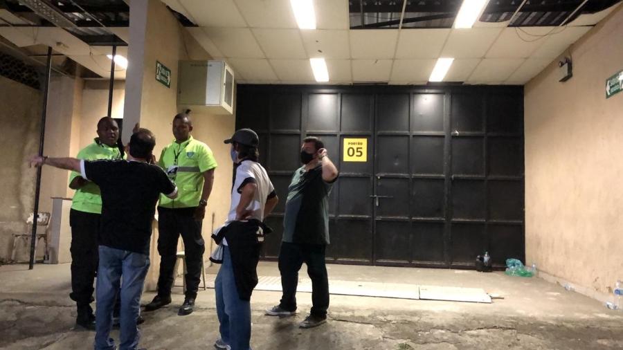 Portão de São Januário é trancado após briga nos arredores; eleição do Vasco foi suspensa após já estar em andamento - Bruno Braz / UOL Esporte