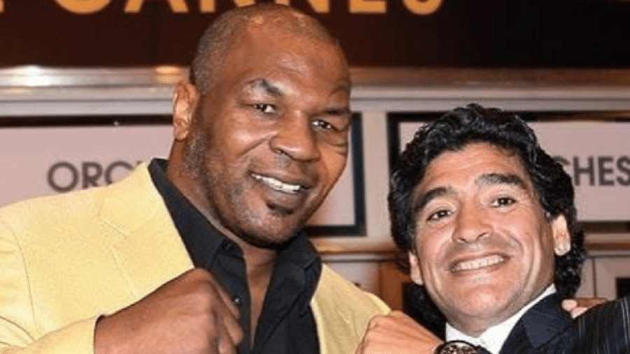 O boxeador Mike Tyson ao lado de Diego Maradona - Reprodução/Instagram