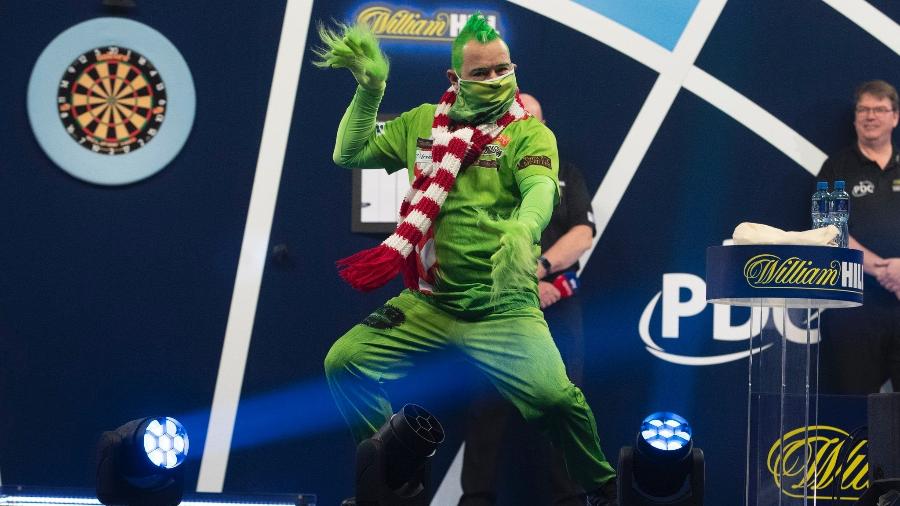 Escocês Peter Wright se vestiu de Grinch no Mundial de Dardos - Divulgação / PDC