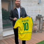 Sergio Ramos mostra camisa que ganhou de Rivaldo  - undefined