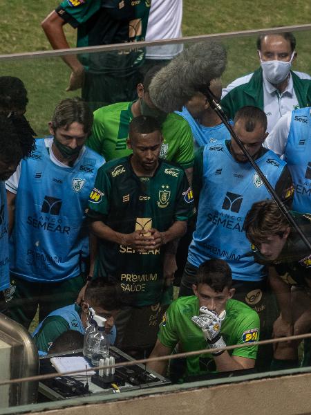 América-MG players watch the end of the Chape match on television, on the edge of the Independência lawn - GLEDSTON TAVARES / FRAMEPHOTO / ESTADÃO CONTENT - GLEDSTON TAVARES / FRAMEPHOTO / ESTADÃO CONTTEÚDE