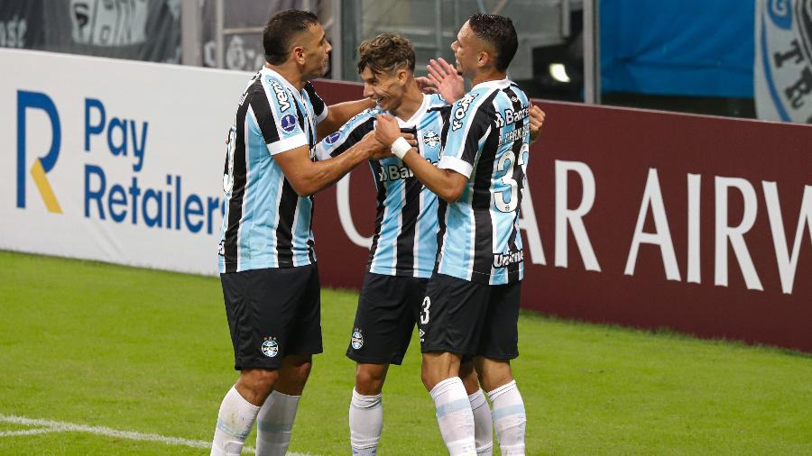 Ferreira marcou dois dos oito gols do Grêmio. Time gaúcho fez 6 a 0 no primeiro tempo - Maxi Franzoi/AGIF
