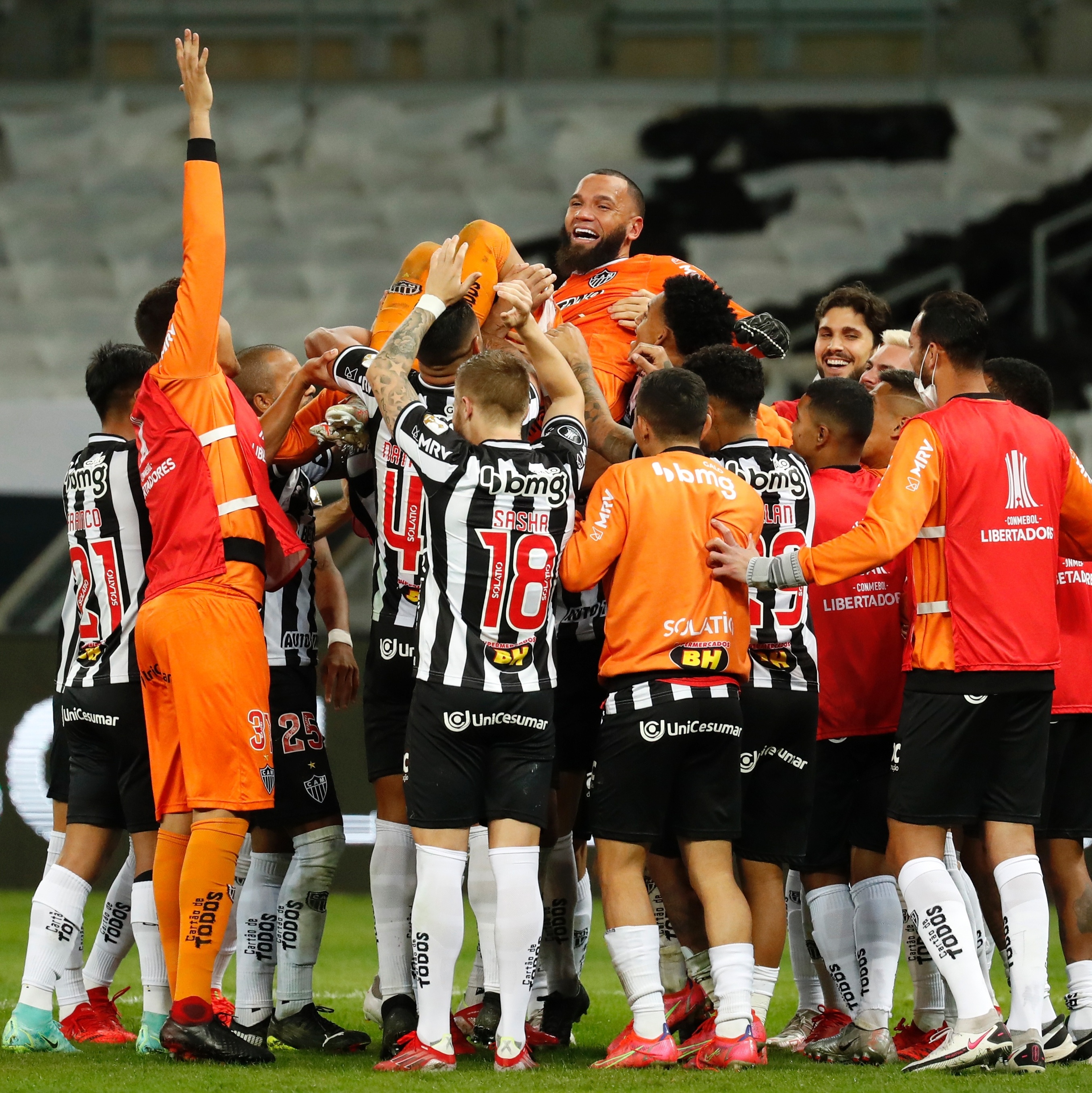 Everson brilha nos pênaltis e Atlético elimina o Boca na Libertadores