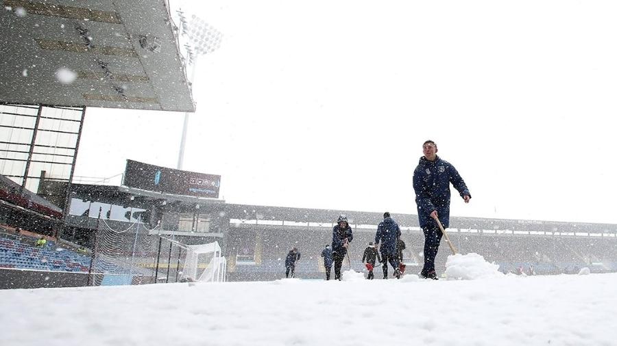 A neve tomou conta do Turf Moor, e Burnley x Tottenham foi adiado - Reprodução/Twitter @SpursOfficial