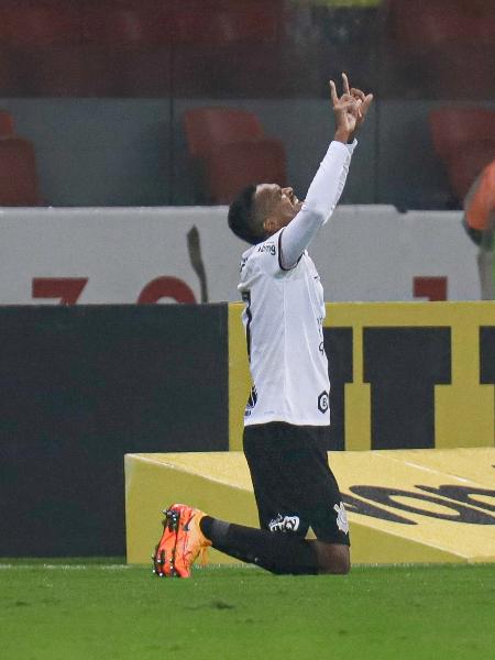 Jô, do Corinthians, comemora seu gol durante partida contra o Internacional no Beira-Rio pelo campeonato Brasileiro A 2022 - Maxi Franzoi/AGIF
