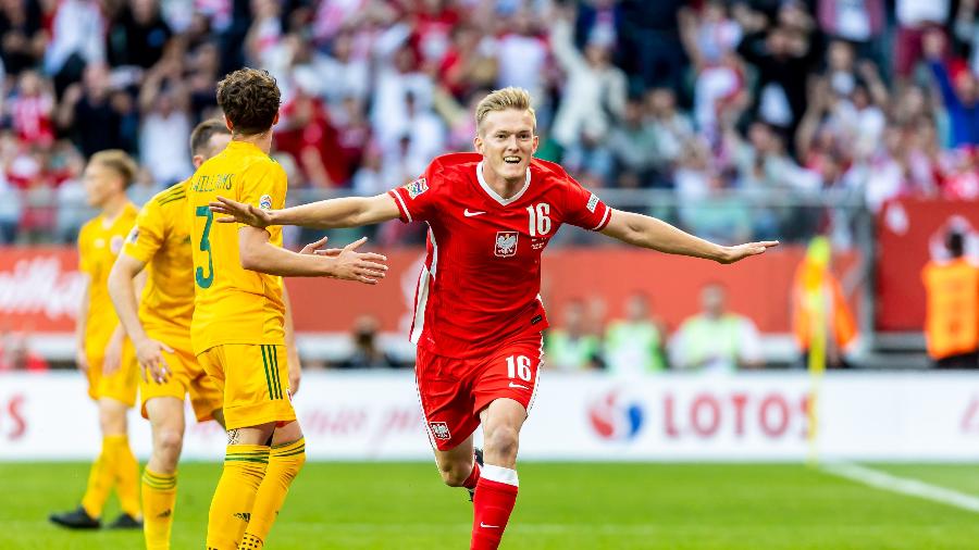 01.06.22 - Karol Swiderski, da Polônia, comemora o gol da virada sobre o País de Gales na Liga das Nações - PressFocus/MB Media/Getty Images