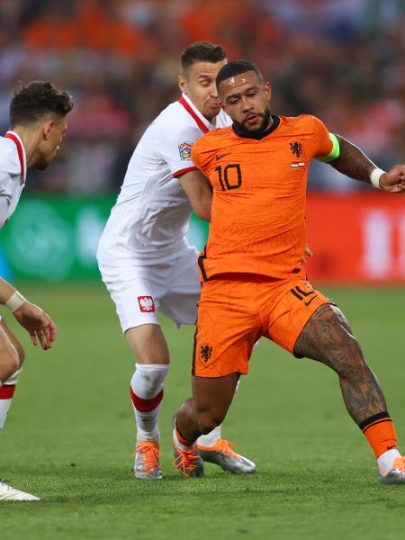 Memphis Depay, da Holanda, disputa bola com jogadores da Polônia em jogo pela Liga das Nações - Dean Mouhtaropoulos/Getty Images