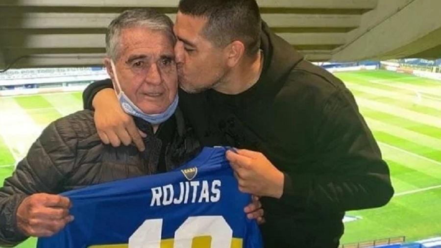 Hoje vice-presidente de futebol do Boca, Riquelme beija Ángel Rojas, ídolo do clube - Divulgação CABJ