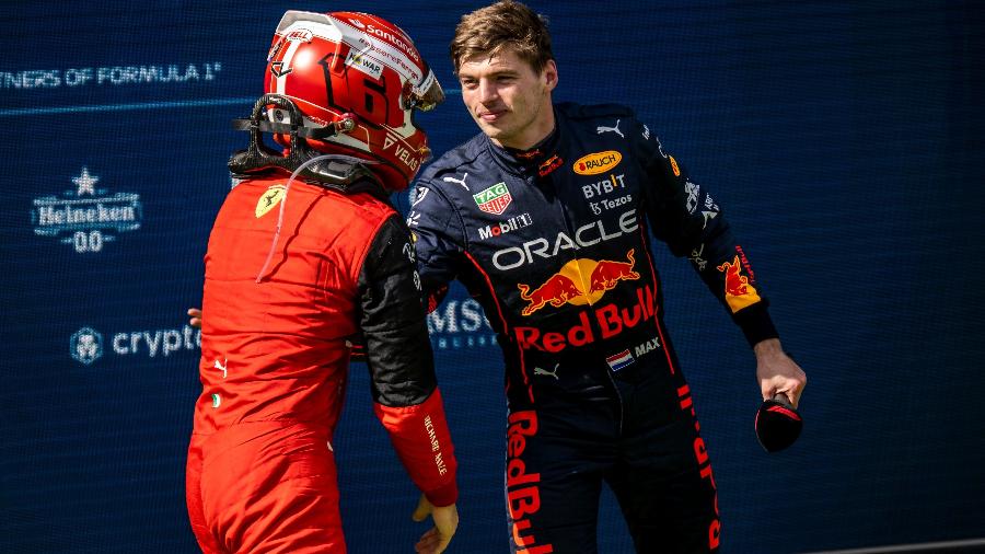 Max Verstappen e Charles Leclerc se cumprimentam - Joerg Mitter/Red Bull