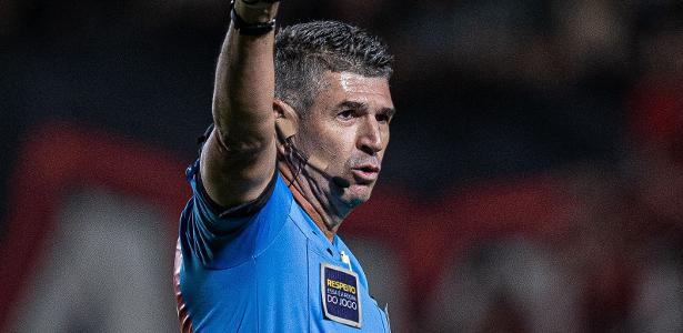 Assistente do VAR de Cruzeiro e Palmeiras é alterado por polêmica