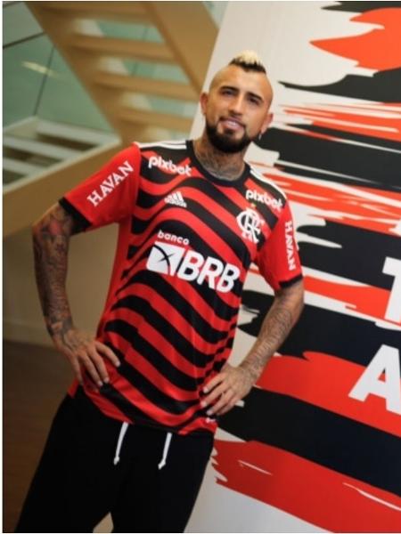 Vidal, reforço do Flamengo em 2022, foi um dos modelos da camisa 3 da temporada - Site oficial Flamengo